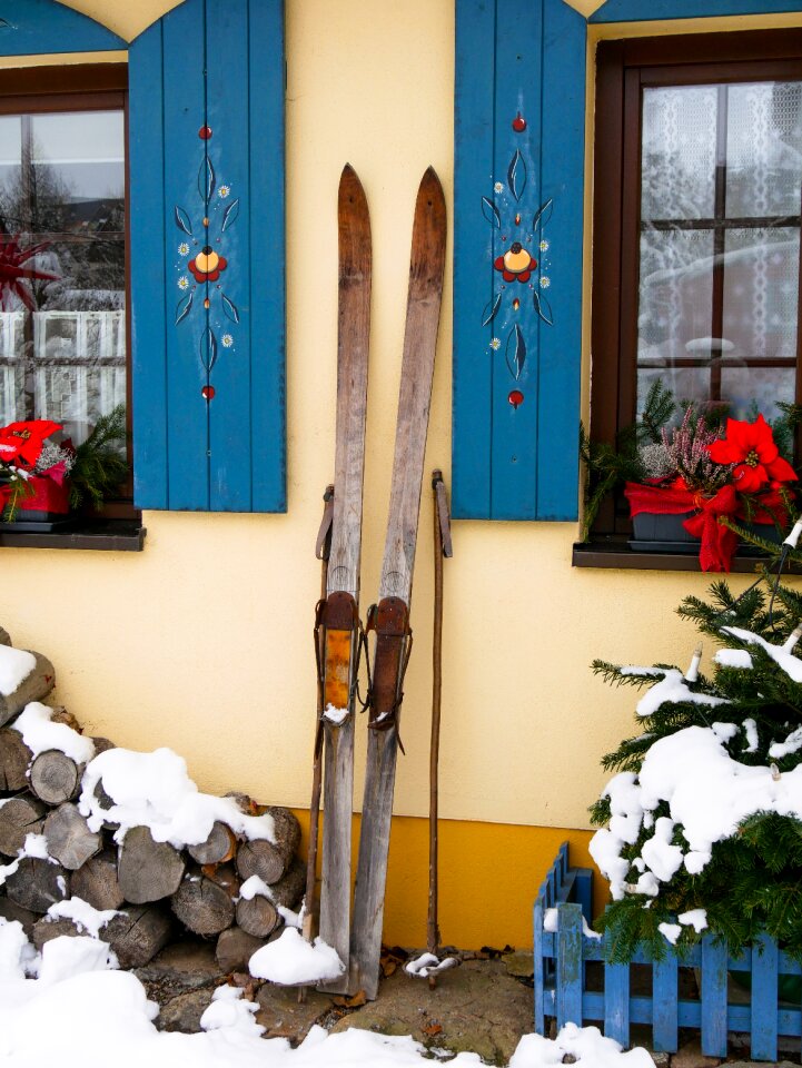 Old ski break ski pole