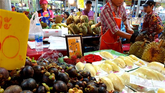 One stall, in a Bangkok market, which sold fresh magnosteen and pre-packaged durian.