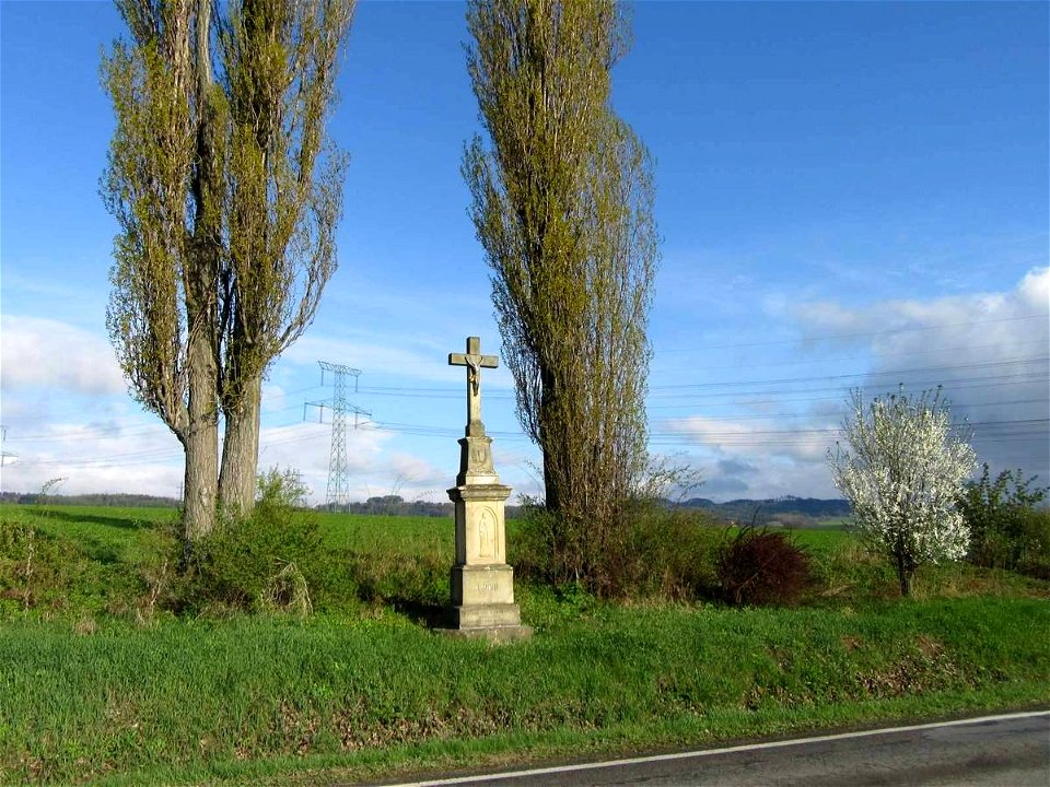 Kříž stojí na místě, kde byl v letech 1860-1955 hřbitov pro Krumpach, místní část Zábřehu.