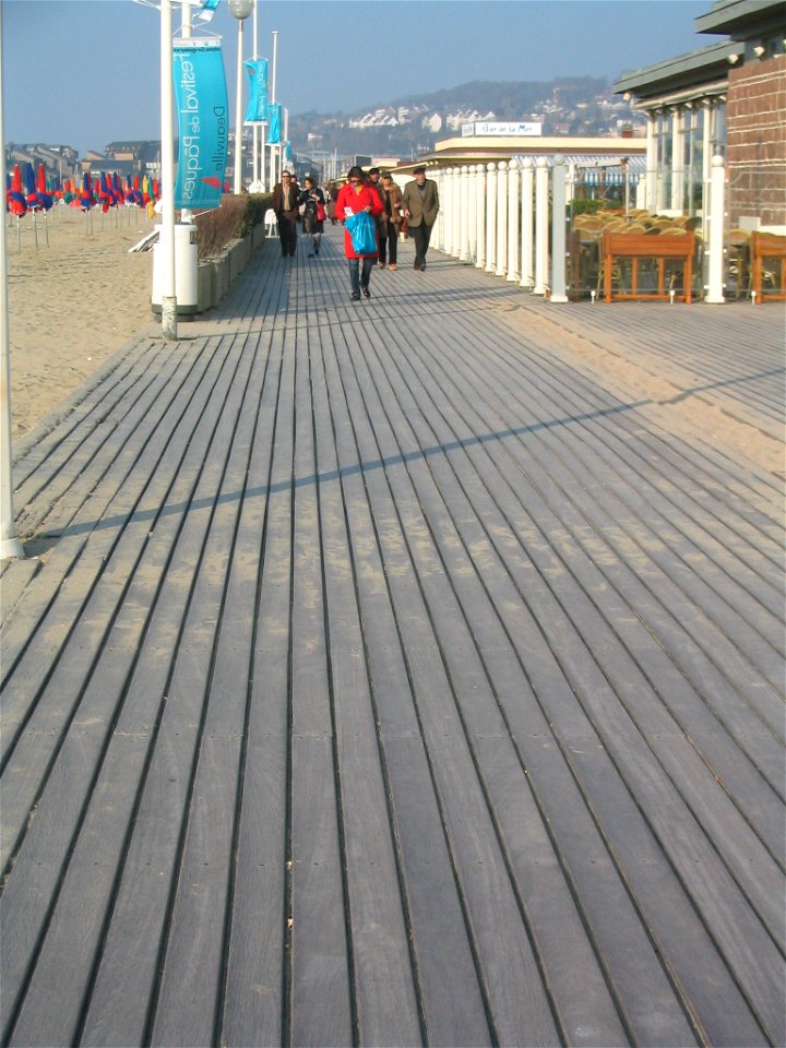 Les célèbres "planches" de Deauville (France) en azobé (Ochnaceae), un bois exotique imputrescible. Elles datent de 1923.