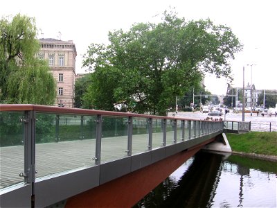 Kładka Świebodzka przez Fosę Miejską we Wrocławiu widziana od strony północno-wschodniej (z Promenady Staromiejskiej nieopodal ul. Włodkowica, gdzie niegdyś znajdował się Psi Bastion). Za kładką - pla