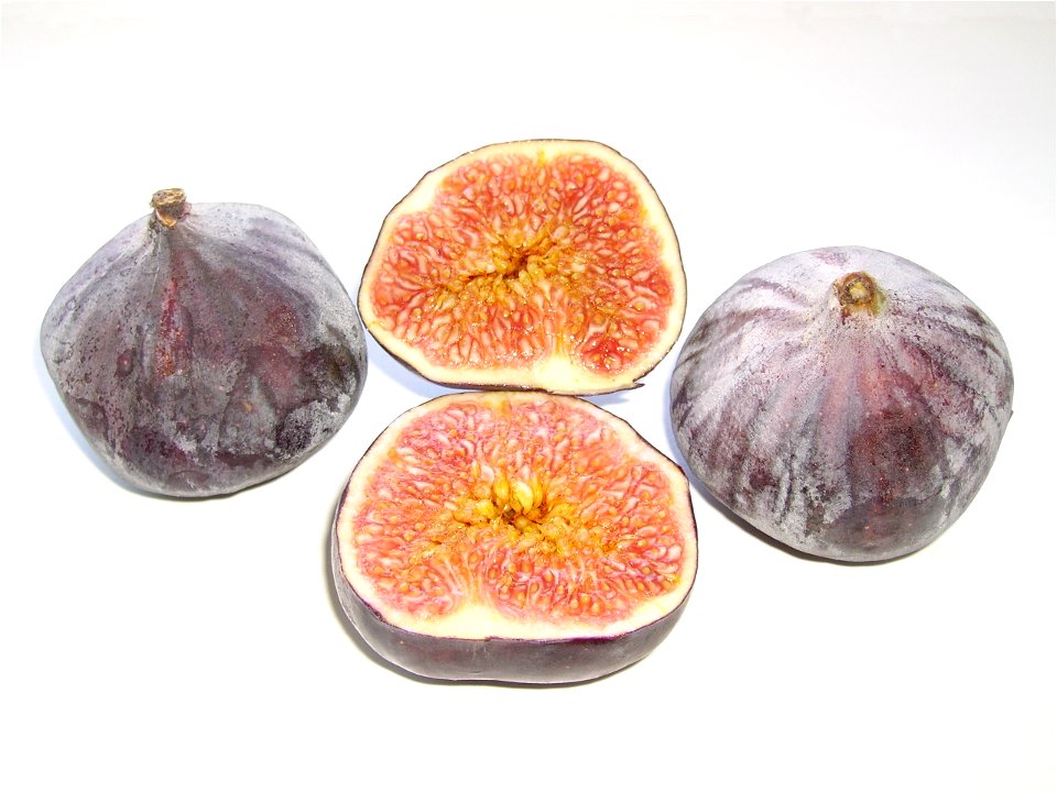 Two whole common figs and one fruit cut open