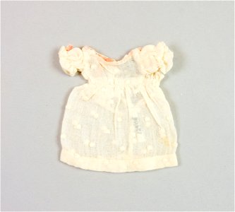 IdentificatieTitel: Jurkje (feest) Objectnummer: KA 12406Objecttype:   miniatuurkleding japon Huidige locatie: in depotOmschrijving  Lees de omschrijvingVervaardigingVervaardiger:   onbekend Datering: