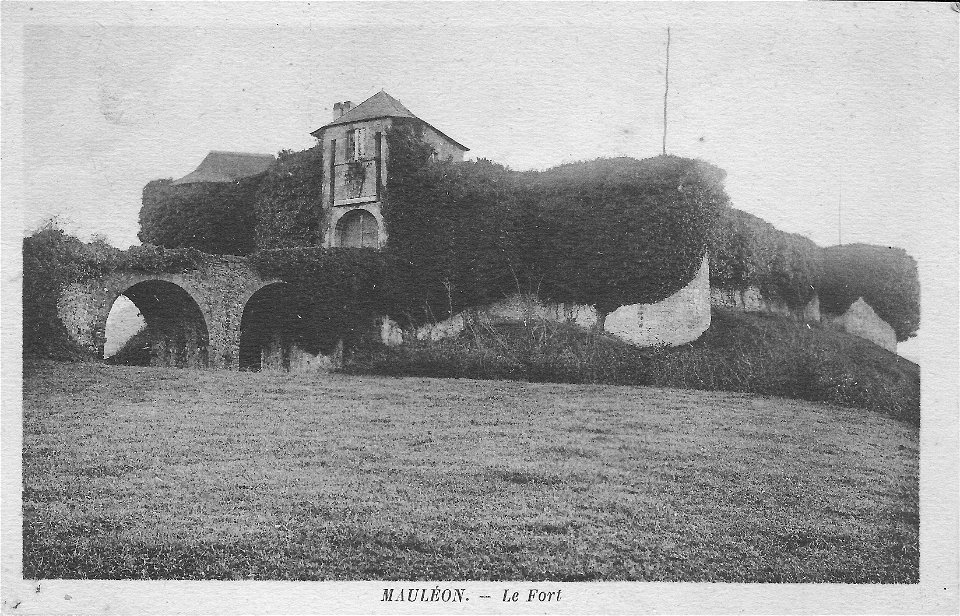 The castle of Mauléon-Licharre circa 1930 (Pyrénées-Atlantiques, France).