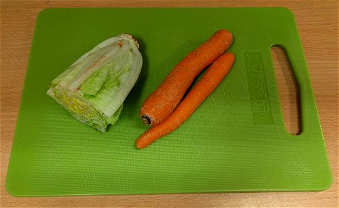 A pedagogical image related to the "Procedure (detailed)" "Method" steps in Wikibooks Cookbook:Salmon with Rice and Sauce (Q86594655)
Step 11: Carrots and Romaine lettuce