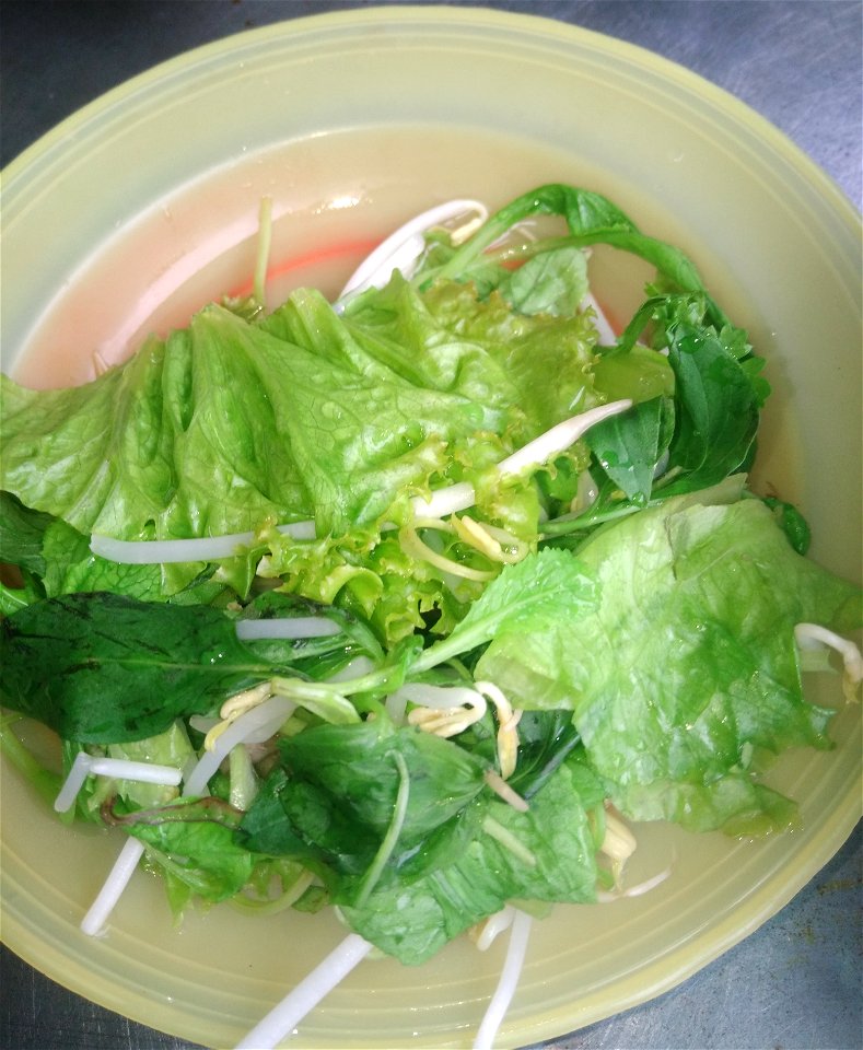Rau trụng Bún bò cô chú bán mì quảng ở chợ Bình Long