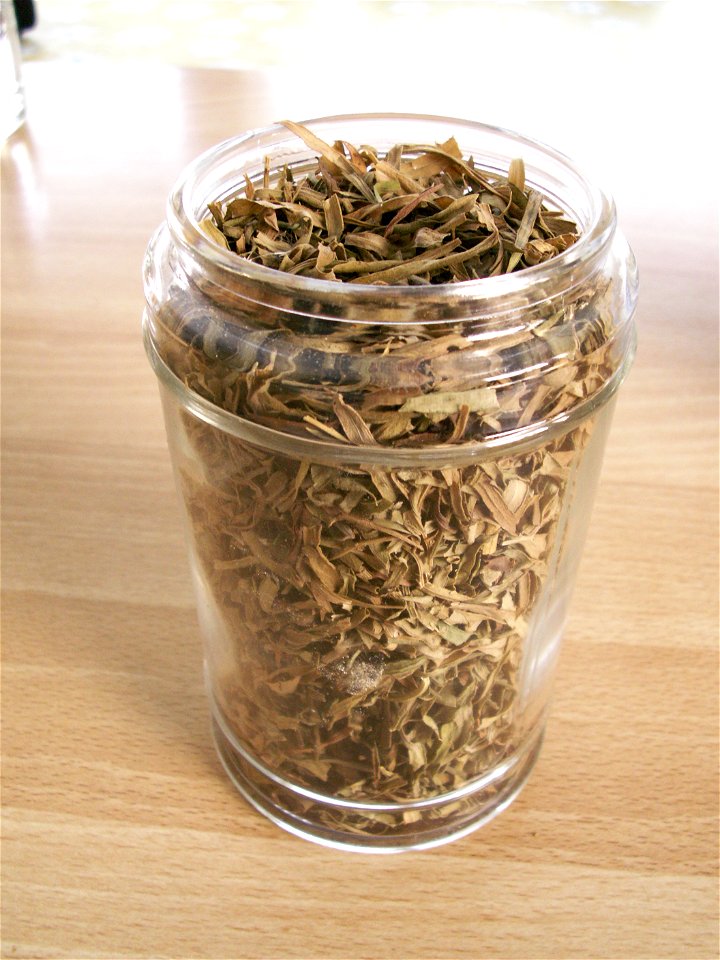 Dried tarragon leaves