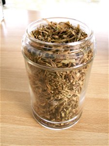 Dried tarragon leaves
