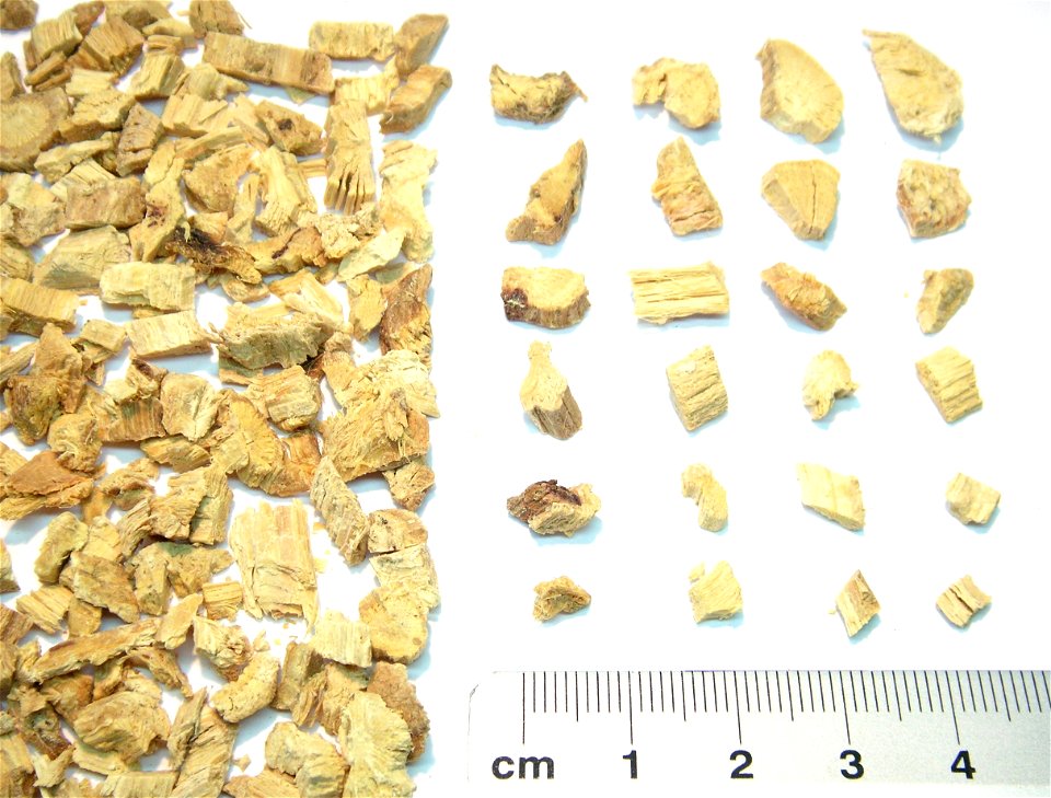 Coarsly grated radix of Glycyrrhiza glabra (Liquorice). Also called Liquiritiae radix according to the European Pharmacopoeia.