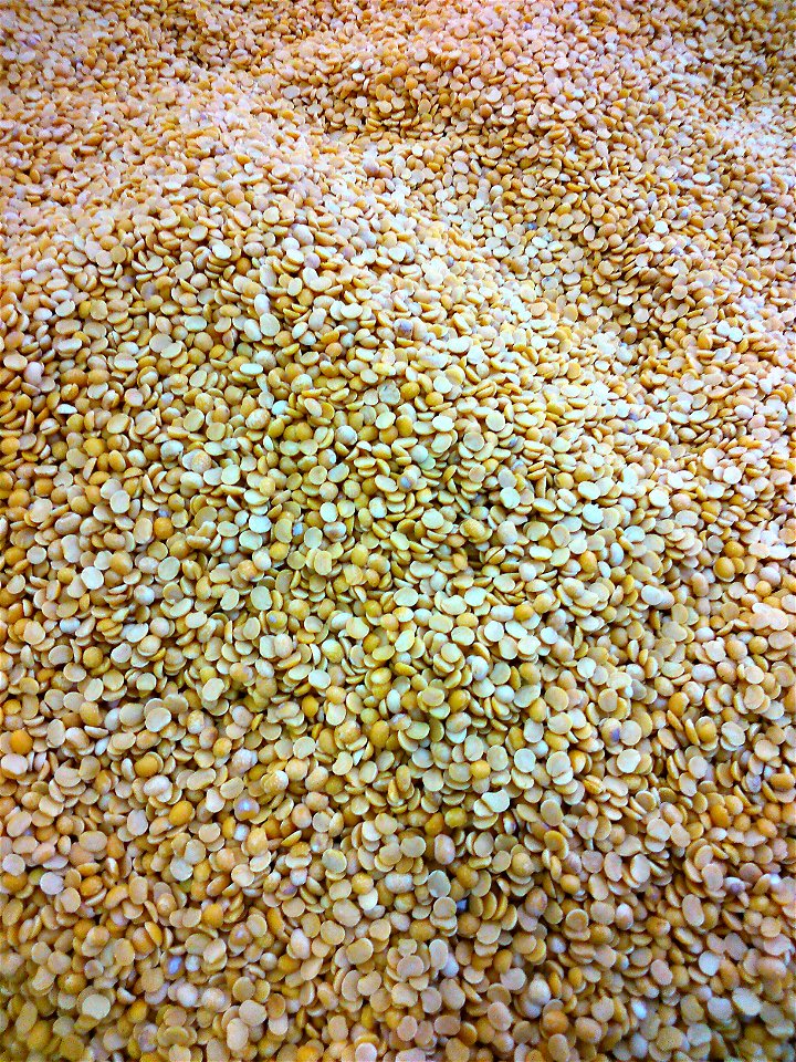 Halbierte Straucherbsen (Toor Dal) im Spar Hypermarket Bangalore, Indien.