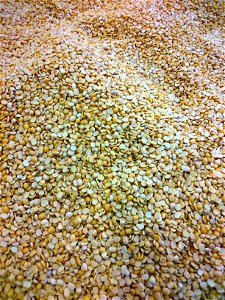 Halbierte Straucherbsen (Toor Dal) im Spar Hypermarket Bangalore, Indien.