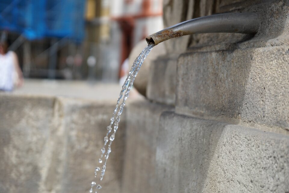 Wet water fountain water feature