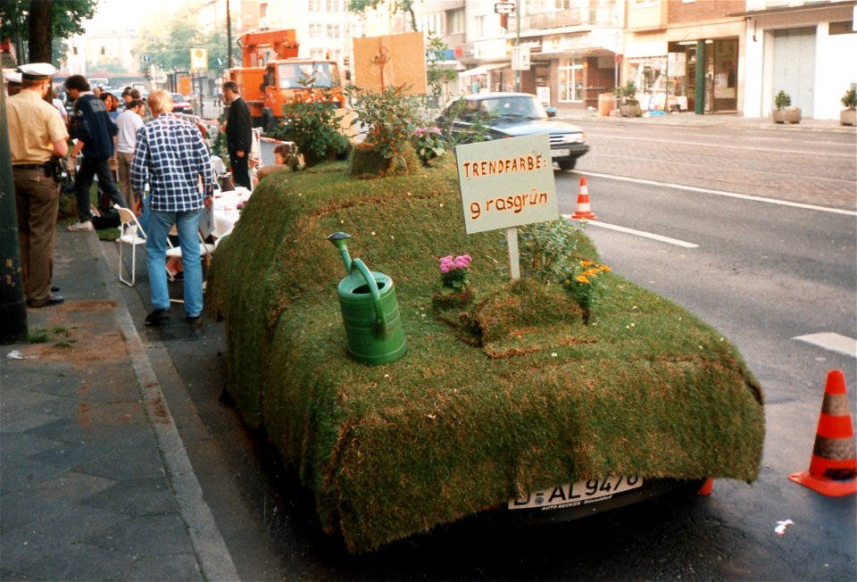 „Staucafé - Mobil ohne Autos“. Düsseldorf, Corneliusstraße, am 1. Juni 1994.