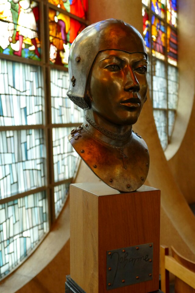 Image sculpture church