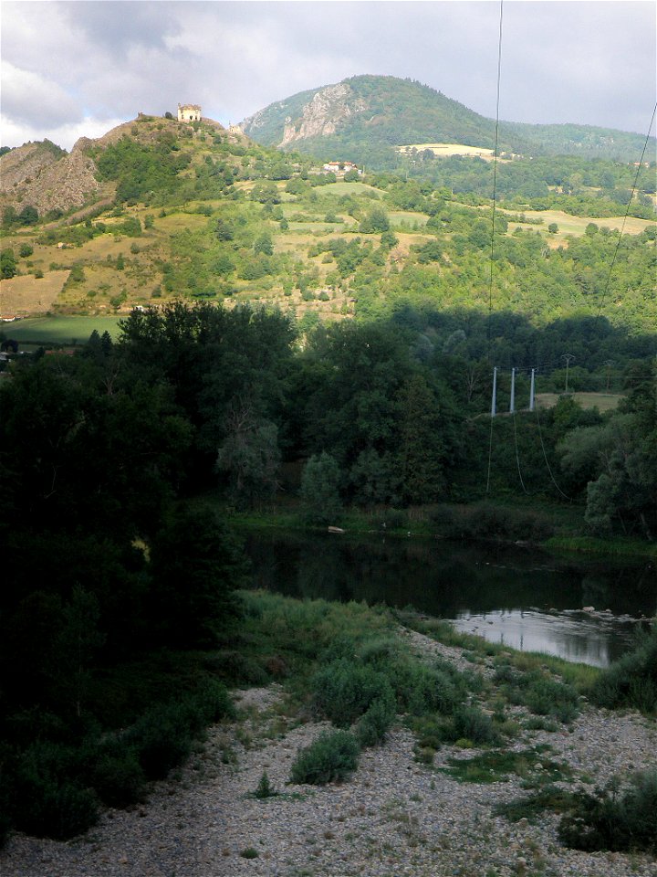 Retournac, dép. de la Haute-Loire, France (Auvergne). À l’avant-plan : la Loire, à quelques km. à l’ouest (c’est-à-dire en amont) de Retournac. Au second plan : château ruiné d’Artias (avec 