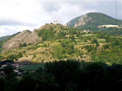 Retournac, dép. de la Haute-Loire, France (Auvergne). Château ruiné d’Artias (avec les ruines de la chapelle castrale un peu en contrebas à droite) surmontant un suc bordant la Loire à quelques km. à 