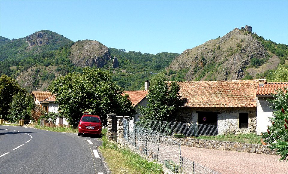 Retournac, dép. de la Haute-Loire, France (Auvergne). Vue prise depuis le hameau de Ventressac (comm. de Chamalières-sur-Loire) sur la rive droite (c’est-à-dire ici sud) de la Loire, montrant, de droi
