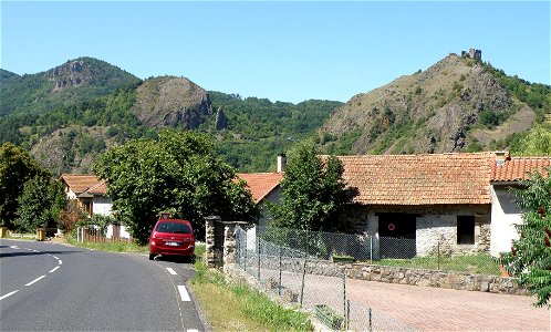 Retournac, dép. de la Haute-Loire, France (Auvergne). Vue prise depuis le hameau de Ventressac (comm. de Chamalières-sur-Loire) sur la rive droite (c’est-à-dire ici sud) de la Loire, montrant, de droi