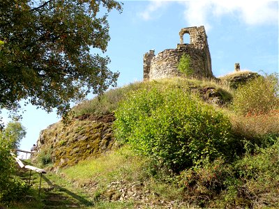 Retournac, dép. de la Haute-Loire, France (Auvergne). Château ruiné d’Artias, perché sur un suc de 706 m. d’altitude, situé le long de la Loire à quelques km. en amont (et donc à l’ouest) de Reto