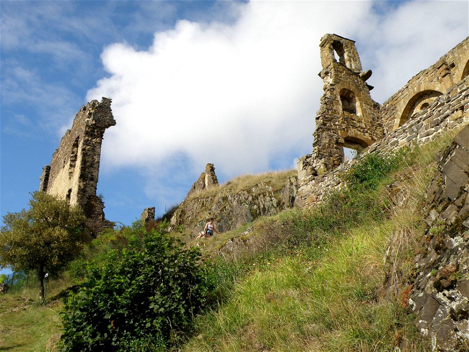 Retournac, dép. de la Haute-Loire, France (Auvergne). Château ruiné d’Artias, perché sur un suc de 706 m. d’altitude, situé le long de la Loire à quelques km. en amont (et donc à l’ouest) de Reto