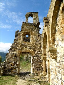 Retournac, dép. de la Haute-Loire, France (Auvergne). Château ruiné d’Artias, perché sur un suc de 706 m. d’altitude, situé le long de la Loire à quelques km. en amont (et donc à l’ouest) de Reto
