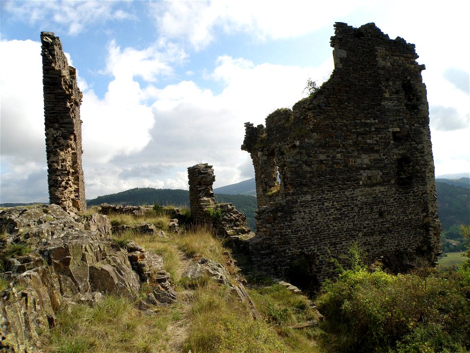 Retournac, dép. de la Haute-Loire, France (Auvergne). Château ruiné d’Artias, perché sur un suc de 706 m. d’altitude, situé le long de la Loire à quelques km. en amont (et donc à l’ouest) de Reto