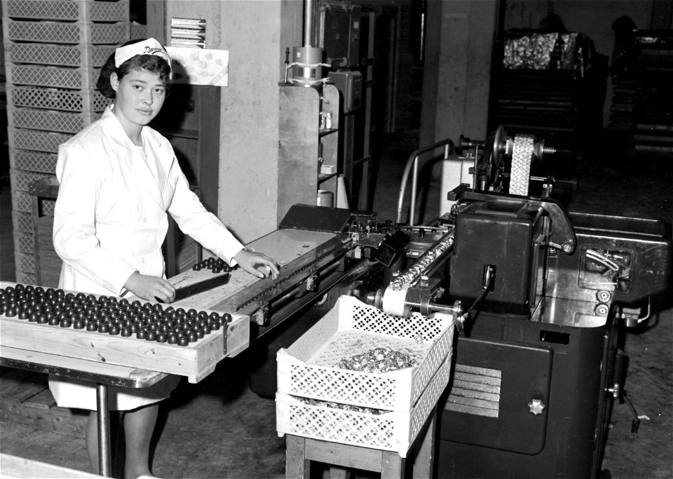Titel: Chocoladefabriek 
Collectie: Beeldarchief provincie Zuid-Holland 
Type: Glasnegatief 
Plaats: Alphen aan den Rijn 
Datum: 12-10-1967 
Trefwoorden: fabriek,  lopende band,  machine,  productieme