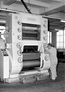 Titel: Chocoladefabriek Collectie: Beeldarchief provincie Zuid-Holland Type: Glasnegatief Plaats: Alphen aan den Rijn Datum: 12-10-1967 Trefwoorden: fabriek, machine, productiemedewerker Obj photo