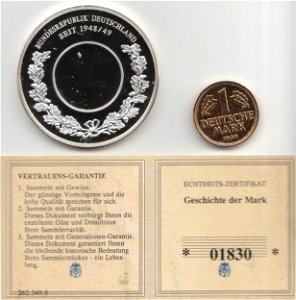 Gedenkprägung des Bayerischen Münzkontors, Geschichte der Mark, 1 DM, Bundesrepublik Deutschland seit 1948/49, Vorderseite mit herausgenommener, vergoldeter DM und Zertifikat. photo