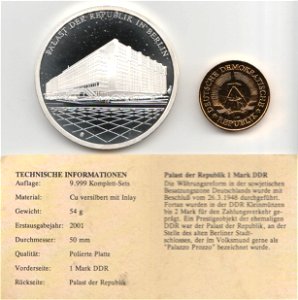 Eine Gedenkprägung des Bayerischen Münzkontors, Geschichte der Mark, Palast der Republik, 1 Mark, Rückseiten mit herausgenommener, vergoldeter Mark und Zertifikat. photo