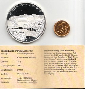 Eine Gedenkprägung des Bayerischen Münzkontors, Geschichte der Mark, Museum Ludwig in Köln, 50 Pfennig herausgenommen, Rückseiten & Zertifikat. photo