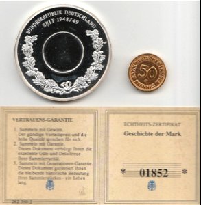 Eine Gedenkprägung des Bayerischen Münzkontors, Geschichte der Mark, Bundesrepublik Deutschland seit 1948/49, 50 Pfennig herausgenommen, Vorderseite & Zertifikat. photo