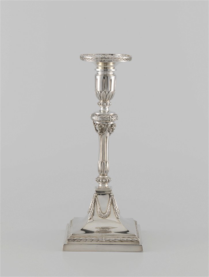 IdentificatieTitel(s): Kandelaar van zilver met vierkante voet en ronde stam, kaarsenhouder en losse vetvanger.Objecttype: kandelaar Objectnummer: BK-15718-BOmschrijving: Kandelaar bestaande uit een v