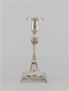 IdentificatieTitel(s): Kandelaar van zilver met vierkante voet en ronde stam, kaarsenhouder en losse vetvanger.Objecttype: kandelaar Objectnummer: BK-15718-BOmschrijving: Kandelaar bestaande uit een v