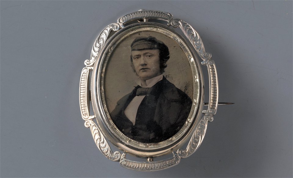 IdentificatieTitel(s): Portret van een onbekende man met petObjecttype: foto broche Objectnummer: RP-F-F14628-AVervaardigingVervaardiger: fotograaf: anoniemDatering: 1855 - 1870Fysieke kenmerken: ambr