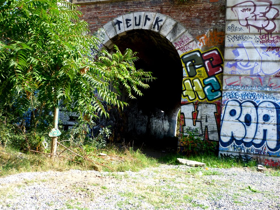 Graffiti au pont de la Poudrerie à Toulouse.