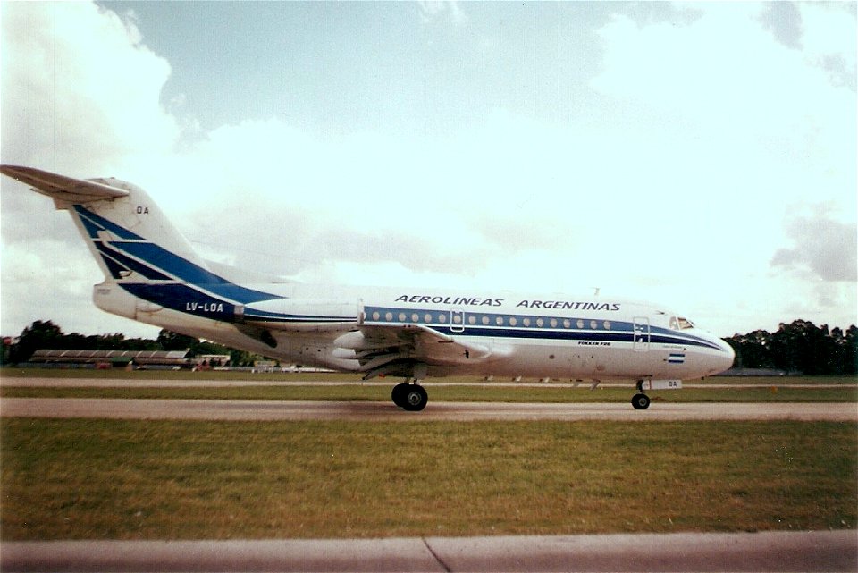 Aerolineas Argentinas Fokker F-28 taxiing at AEP, early 1993.