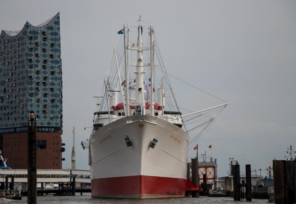 Port landungsbrücken elbe philharmonic hall
