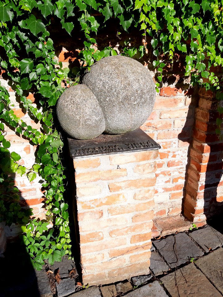 Hustopeče: socha kvasinky vinné / Statue of Saccharomyces cerevisiae (Hustopeče, Czech Republic)