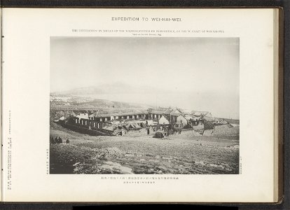 IdentificatieTitel(s): Gezicht op een verwoeste torpedo-opslagplaats nabij WeihaiweiThe destruction by shells of the torpedo-station on Peishantsuy, on the W. coast of Wei-Hai-Wei (titel op object)Obj