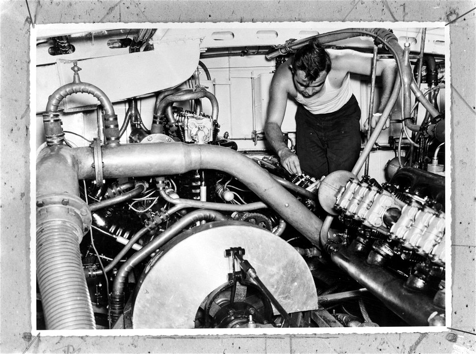 Collectie / Archief : Fotocollectie Anefo Reportage / Serie : [ onbekend ] Beschrijving : In de motorkamer van een, in Nederlands-Indië door de Koninklijke Marine gebouwde, torpedomotor photo