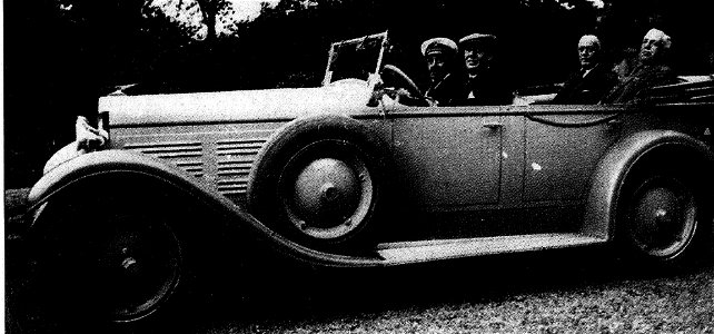 Une automobile Nacional Pescara. Le roi d'Espagne Alphonse XIII passager à l'avant (casquette blanche), au volant le Marquis Pateras-Pescara dans la Torpedo N.P.
