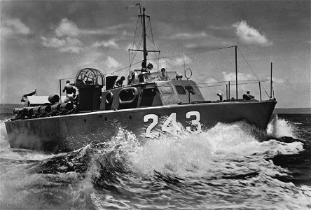Collectie / Archief : Fotocollectie Anefo Reportage / Serie : [ onbekend ] Beschrijving : Motortorpedoboot van de Koninklijke Marine in Nederlands-Indië op patrouille Datum : 1940- photo