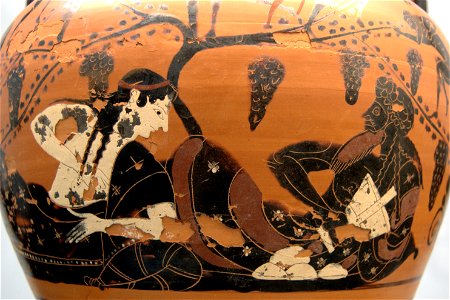 Dionysos und Ariadne (?). Auf dem Boden gelagert, der Gott mit seinem typischen Kantharos; dabei ein Teller mit Broten. Schwarzfigurige attische Halsamphore, um 520 v. Chr. Aus Vulci.
  Dionysos and A
