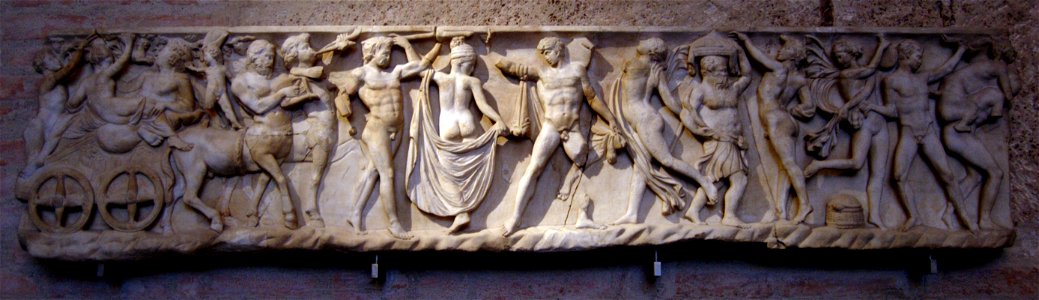 Vorderseite eines römischen Sarkophags: Hochzeit des Dionysos und Ariadne auf Naxos. Das Paar auf einem Wagen mit musizierendem Kentaurengespann; der kleine Eros, Satyrn, Mänaden, der alte Silen; zwei