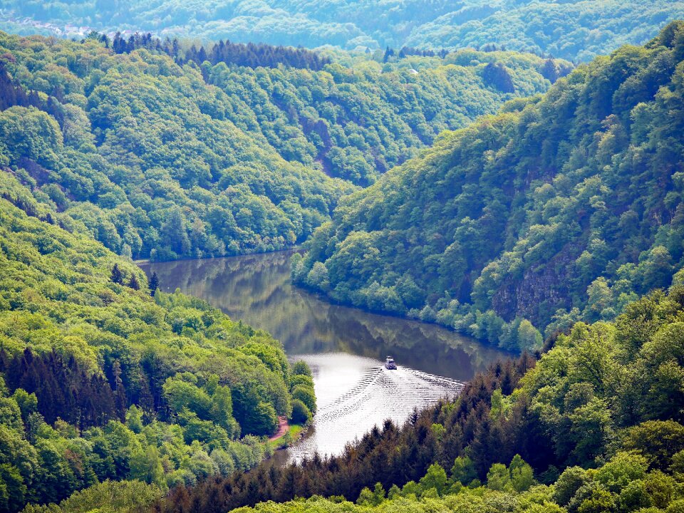 Narrow valley meander working ship