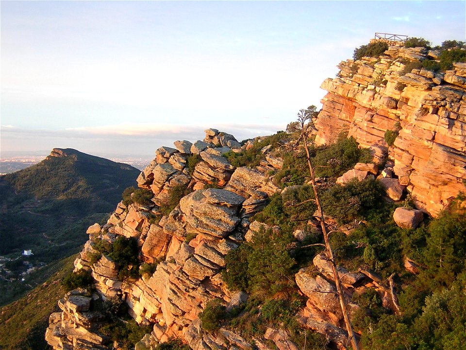 Mirador del Garbí situado en la Serra Calderona con la mola de segart al fondo, Valencia. España.