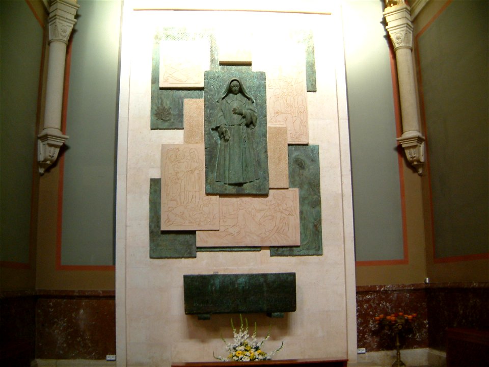 Retaule i sepulcre de Santa Rosa Maria Molas, a la Casa Mare de les Germanes de la Consolació, al barri de Jesús de Tortosa.