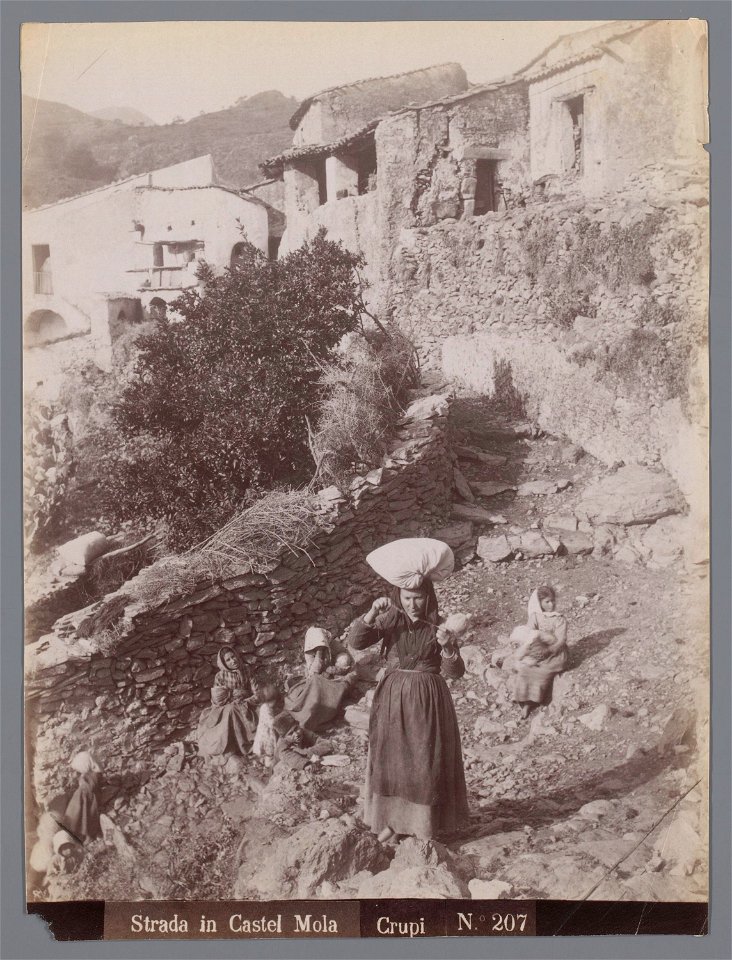 IdentificatieTitel(s): Strada in Castel MolaObjecttype: foto Objectnummer: RP-F-F16678Omschrijving: Strada in Castel Mola.VervaardigingVervaardiger: fotograaf: Giovanni CrupiDatering: ca. 1850 - ca. 1