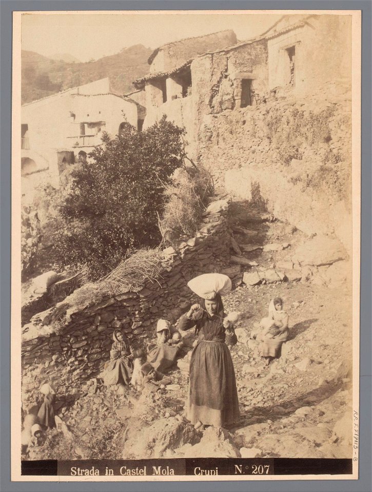 IdentificatieTitel(s): Strada in Castel MolaObjecttype: foto Objectnummer: RP-F-F17113-BOmschrijving: Strada in Castel Mola.VervaardigingVervaardiger: fotograaf: Giovanni CrupiDatering: ca. 1850 - ca.